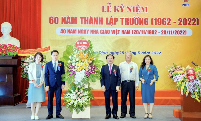 Thứ trưởng Bộ Xây dựng Nguyễn Văn Sinh chúc mừng 60 năm thành lập Trường Cao đẳng Xây dựng Nam Định