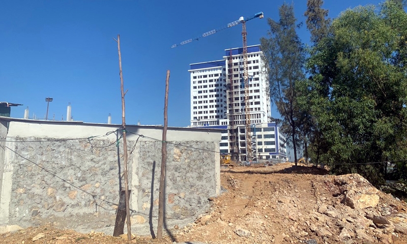 Quảng Bình: Bệnh viện Đa khoa Thái Thượng Hoàng ngang nhiên xây dựng sai phép