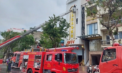 Cảnh sát đục tường dập đám cháy tại quán karaoke ở Đà Nẵng