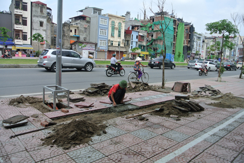 Hà Nội: Kiểm tra, sửa chữa toàn bộ hè đường phố - 093517baoxaydung_2.jpg