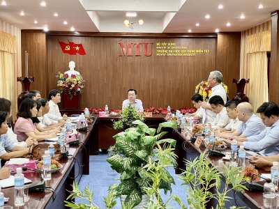 Minister Nguyen Thanh Nghi works with Mien Tay Construction University