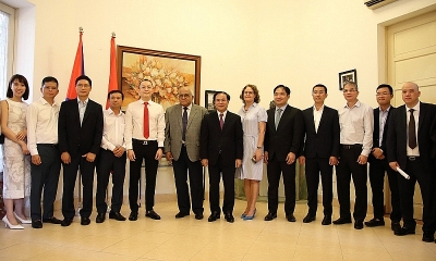Vietnamese enterprises give gifts to support Cuban people