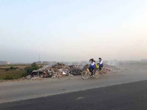 Đốt rác thải ngay sát lề đường tại huyện Yên Phong - Bắc Ninh
