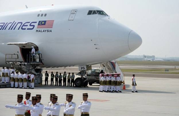 Trong số những nạn nhân của MH17, có 43 người là công dân Malaysia. Cho đến nay, 28 nạn nhân Malaysia đã được xác định ở Hà Lan bởi một cuộc điều tra quốc tế về vụ tai nạn ở miền Đông Ukraine. Hơn 200 quan tài các nạn nhân còn lại hiện đã được đưa đến Hà Lan. (Ảnh: AP)