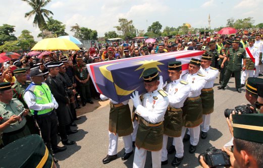 Người thân của những nạn nhân xấu số Malaysia vô cùng đau buồn và thương tiếc tại buổi lễ tiếp đón thi thể. (Ảnh: NST)