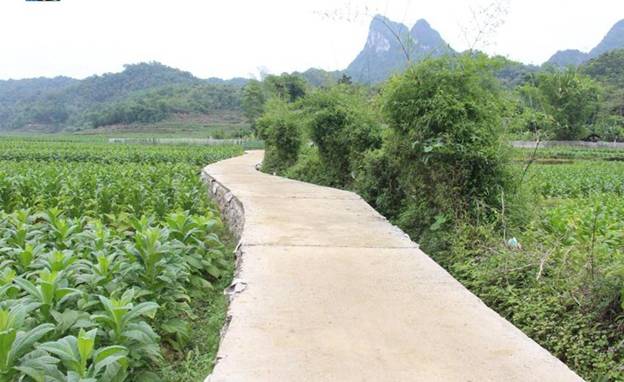 Con đường nông thôn mới ở Cao Bằng.