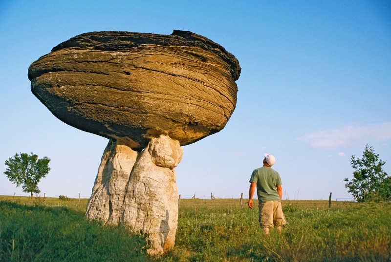 Điểm mặt những tảng đá chênh vênh khổng lồ nổi tiếng nhất thế giới