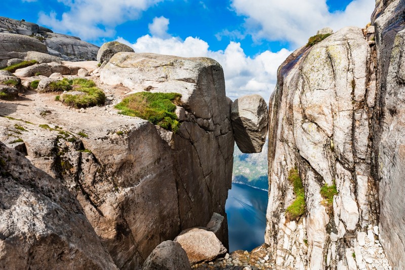 Điểm mặt những tảng đá chênh vênh khổng lồ nổi tiếng nhất thế giới