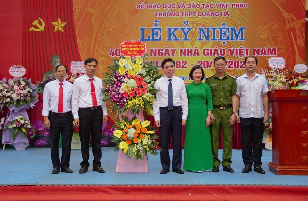 Vĩnh Phúc: Lãnh đạo huyện Bình Xuyên chúc mừng các trường nhân kỷ niệm 40 năm ngày Nhà giáo Việt Nam 20/11