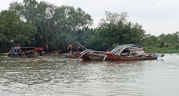 “Cát tặc” ở Đồng Nai lao ghe vào ca nô chở lực lượng chức năng