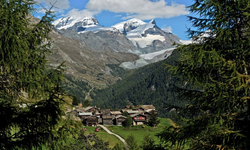 Ngôi làng lâu đời trên dãy Alps