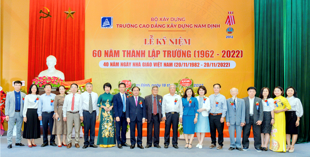 Thứ trưởng Bộ Xây dựng Nguyễn Văn Sinh chúc mừng 60 năm thành lập Trường Cao đẳng Xây dựng Nam Định