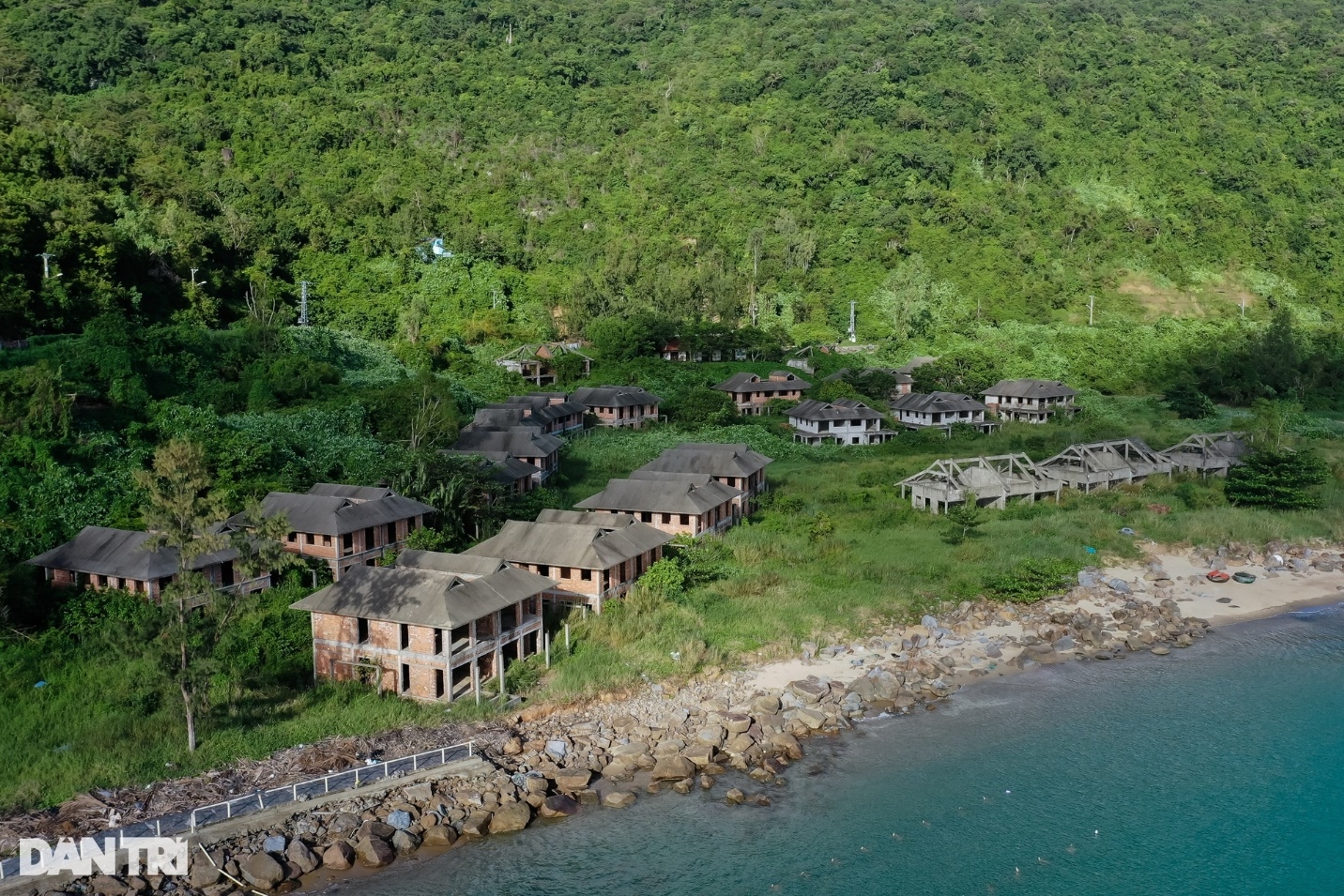Hàng loạt biệt thự bỏ hoang ở ven biển Đà Nẵng