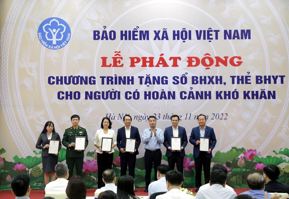 BHXH Việt Nam: Phát động chương trình tặng sổ BHXH, thẻ BHYT cho người có hoàn cảnh khó khăn