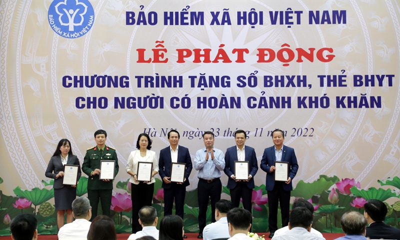 BHXH Việt Nam: Phát động chương trình tặng sổ BHXH, thẻ BHYT cho người có hoàn cảnh khó khăn