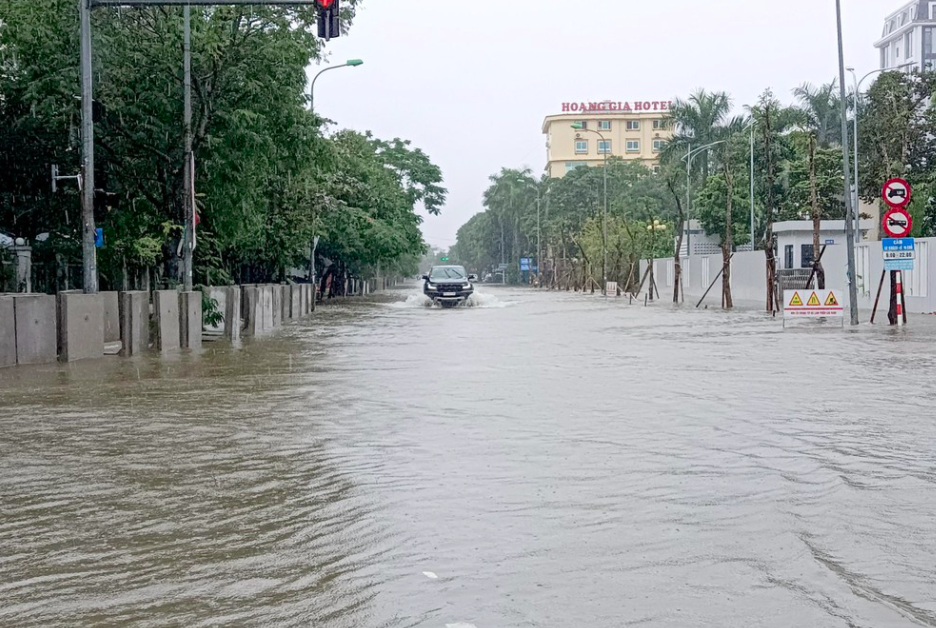 Nghệ An: Mưa trắng trời, hàng loạt tuyến phố tại thành phố Vinh bị ngập úng nghiêm trọng