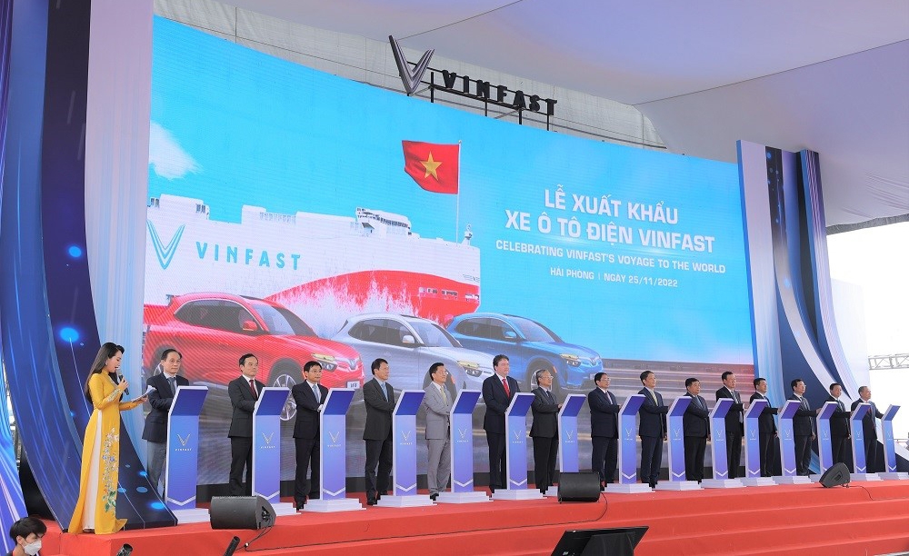 VinFast chính thức xuất khẩu lô xe ôtô điện đầu tiên ra thị trường quốc tế