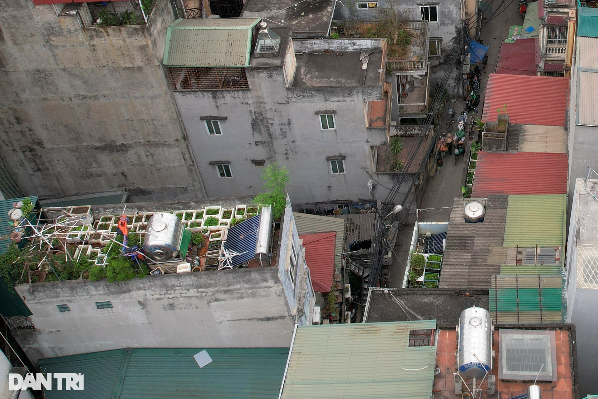 Nhà cửa dày đặc không còn khoảng trống khi nhìn đô thị Hà Nội từ trên cao