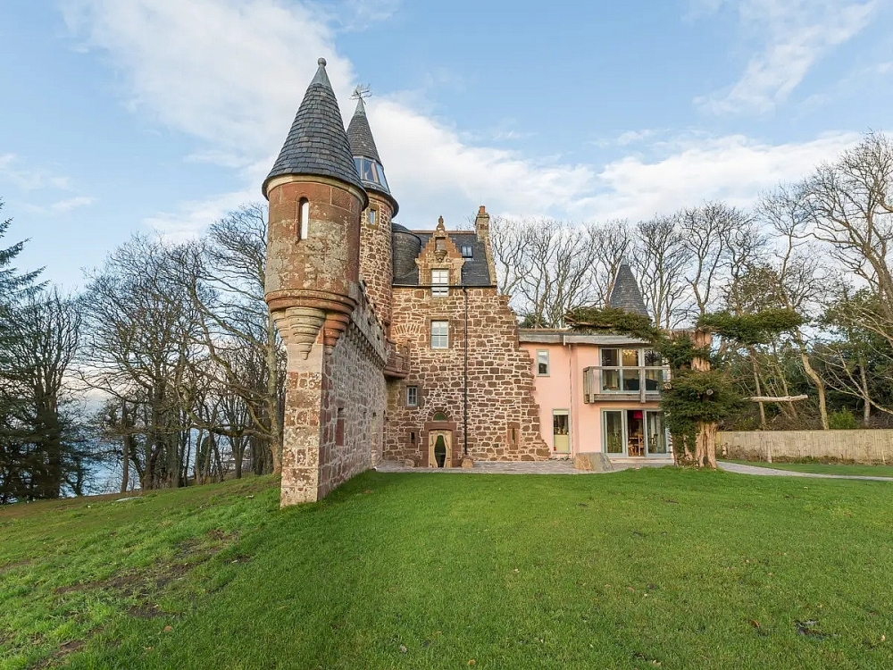 Lâu đài màu hồng như cổ tích ở Scotland