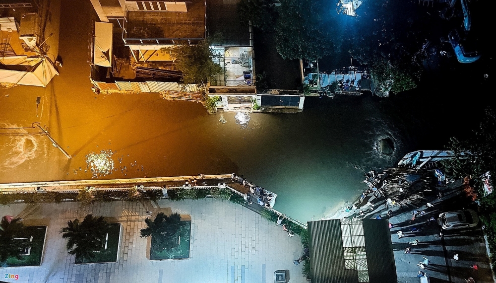 Nước dâng cao, dân chung cư ở TP.HCM hối hả chuyển đồ giữa đêm