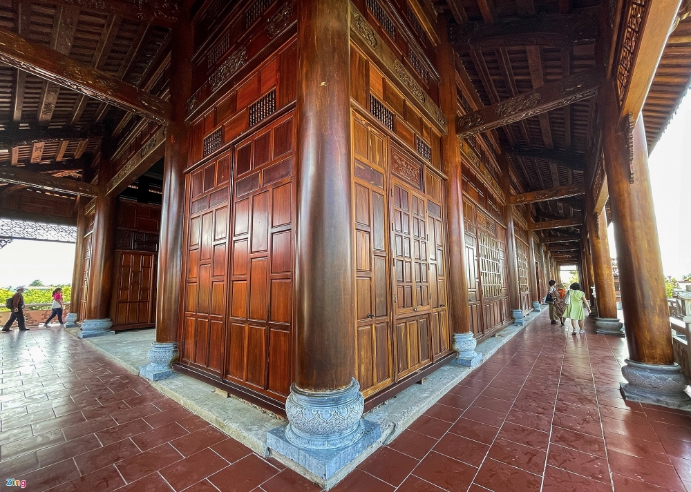 Cận cảnh ngôi chùa xây bằng gỗ lớn nhất miền Tây