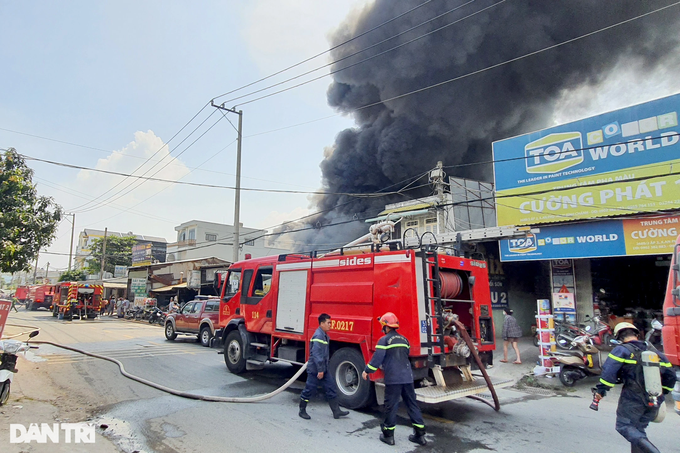 Khói lửa dữ dội tại kho phế liệu ở vùng ven TPHCM