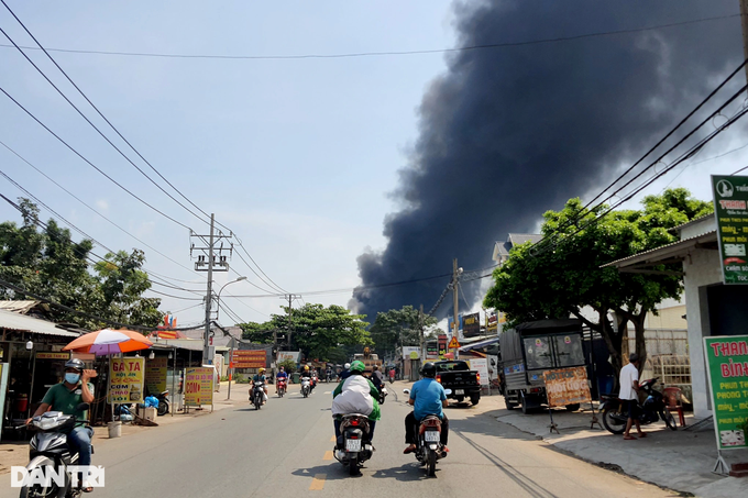 Khói lửa dữ dội tại kho phế liệu ở vùng ven TPHCM