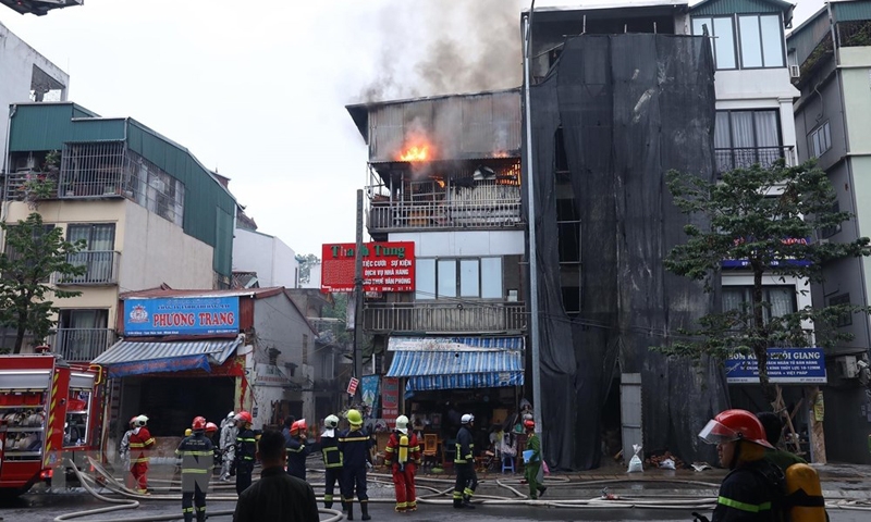 Hà Nội khẩn trương khống chế đám cháy tại phố Minh Khai