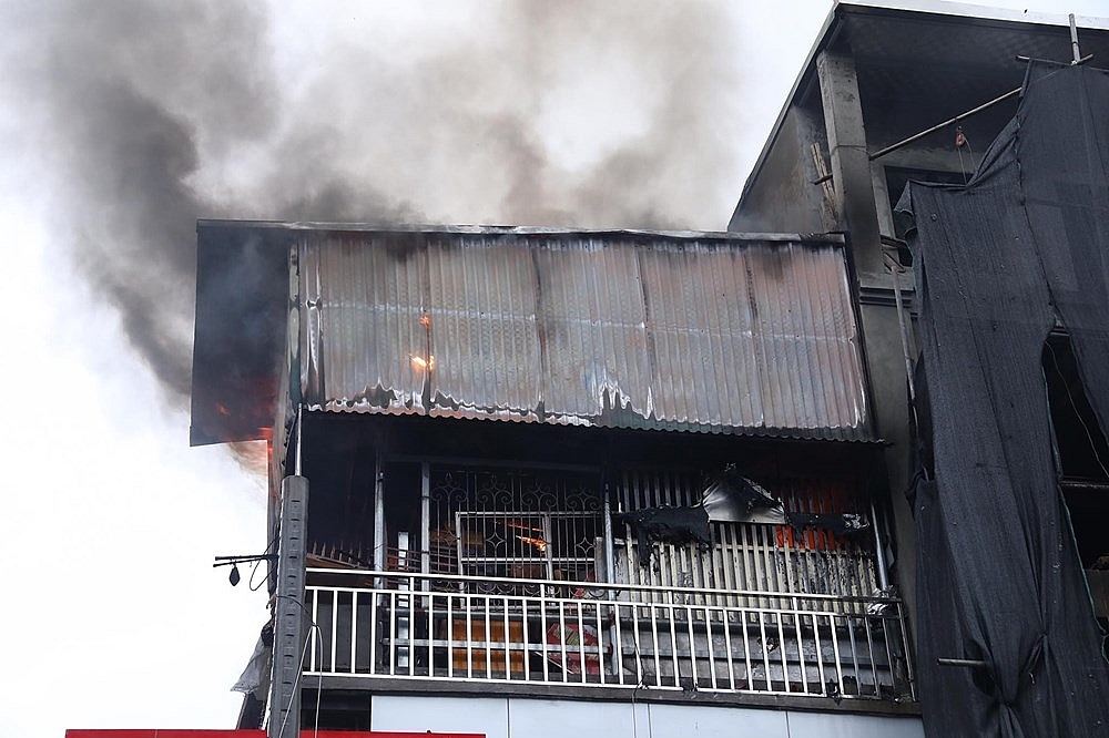 Hà Nội khẩn trương khống chế đám cháy tại phố Minh Khai
