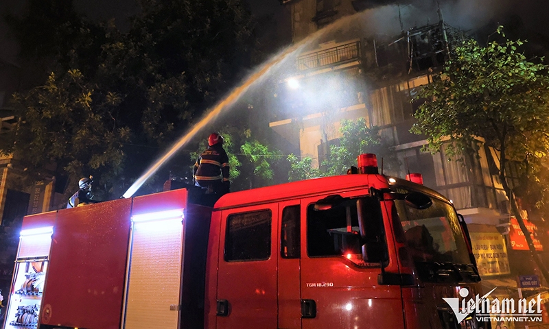 Cháy lớn tại căn nhà 5 tầng trong phố cổ Hà Nội lúc nửa đêm