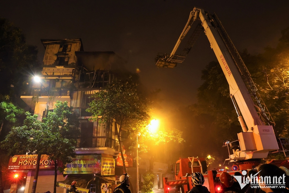 Cháy lớn tại căn nhà 5 tầng trong phố cổ Hà Nội lúc nửa đêm