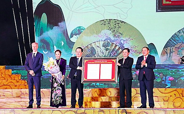 Chủ tịch nước Nguyễn Xuân Phúc dự Lễ vinh danh, kỷ niệm 250 năm năm sinh Nữ sỹ Hồ Xuân Hương