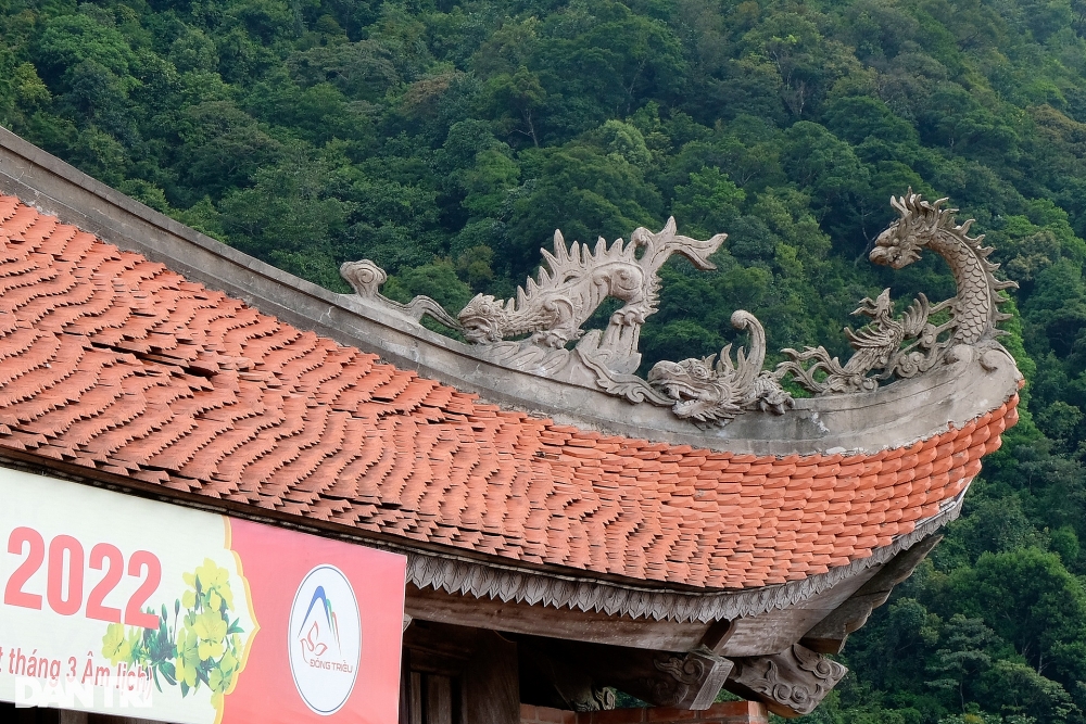 Chiêm ngưỡng ngôi chùa cổ cheo leo trên đỉnh núi ở Quảng Ninh
