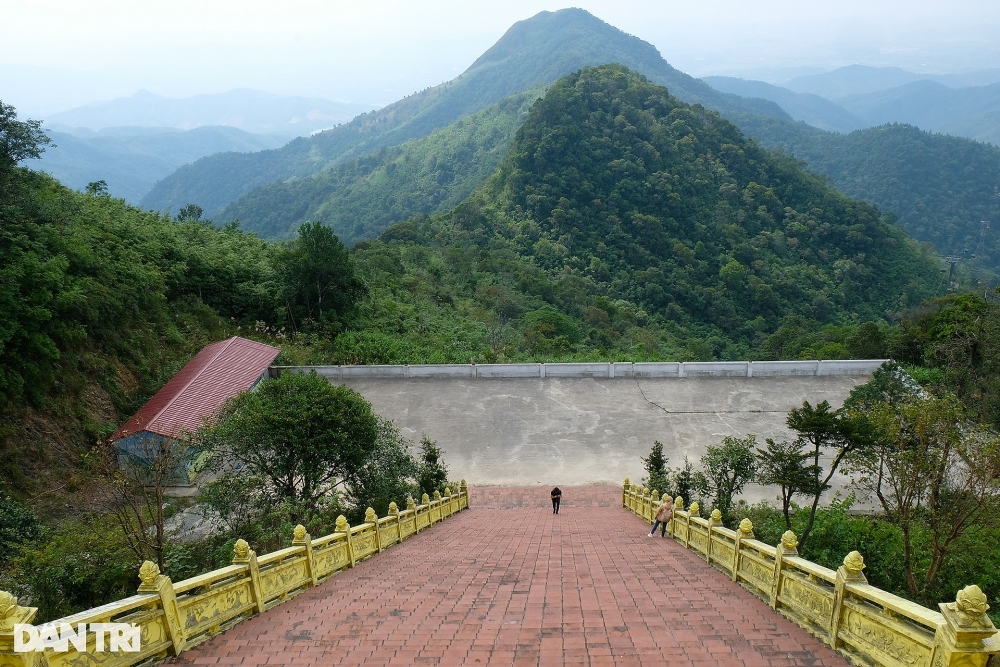 Chiêm ngưỡng ngôi chùa cổ cheo leo trên đỉnh núi ở Quảng Ninh