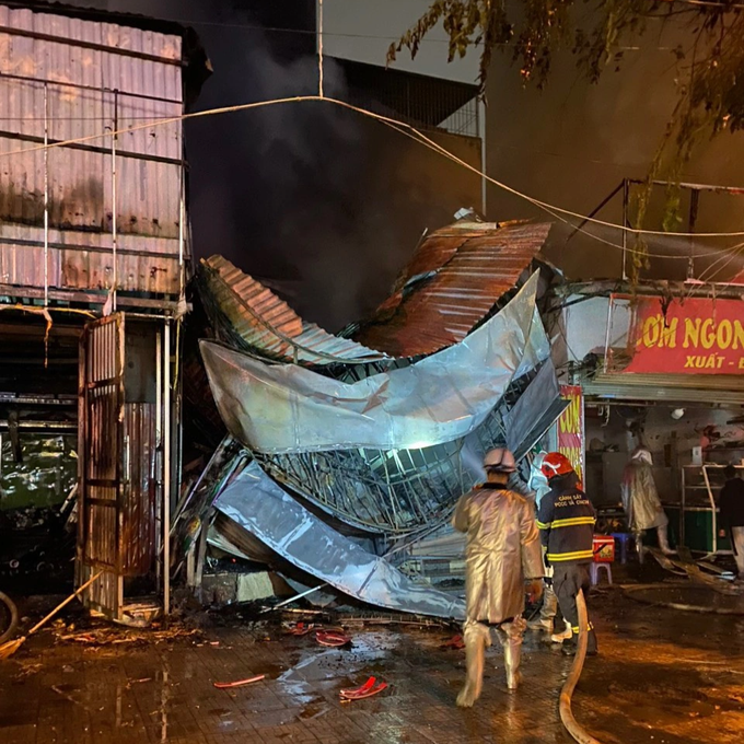 Cháy 4 căn nhà tạm ở Hà Nội