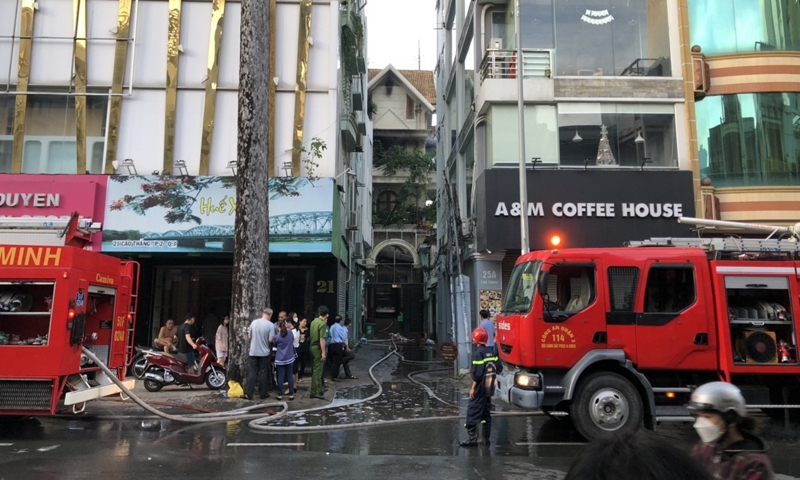 Cháy nhà giữa trung tâm TP.HCM, 4 người được cảnh sát giải cứu