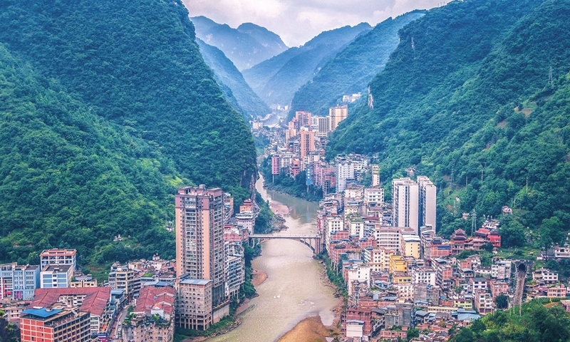 Bối cảnh như phim viễn tưởng của thành phố hẹp nhất thế giới ở Trung Quốc