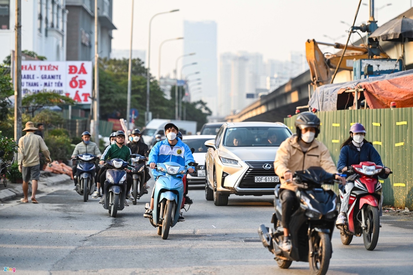 Đường Nguyễn Xiển sau khi rào chắn được thu hẹp