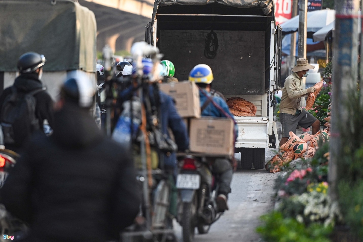 Đường Nguyễn Xiển sau khi rào chắn được thu hẹp