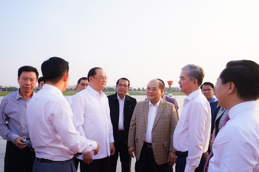 Phó Thủ tướng Lào cùng lãnh đạo UBND Thành phố Hồ Chí Minh thăm và làm việc tại Van Phuc City