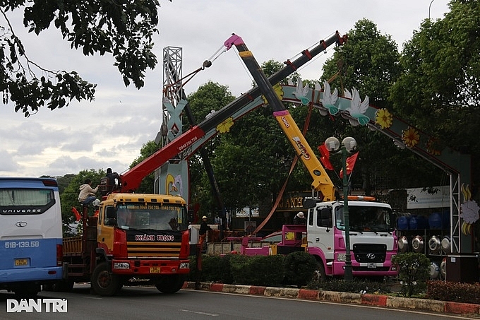 Gió lớn bất thường, nhiều công trình, cây cối đổ sập