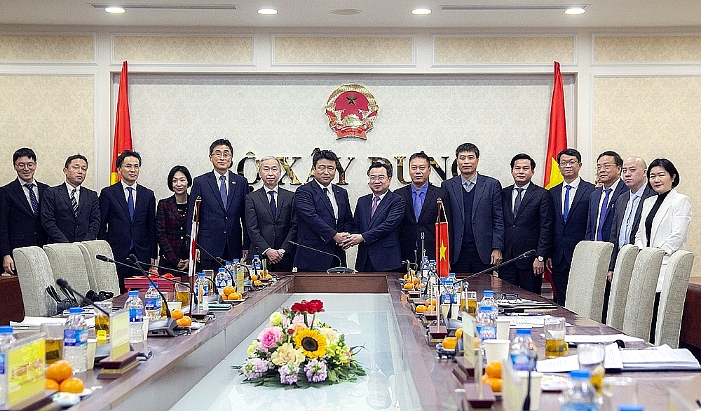 Minister of Construction Nguyen Thanh Nghi receives Japanese Deputy Minister of MLIT