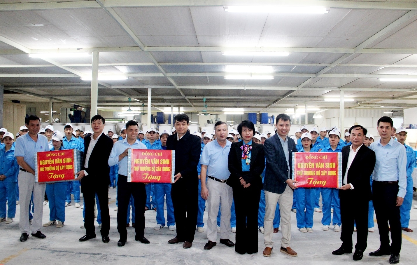 Deputy Minister Nguyen Van Sinh and Construction Trade Union visites and offers gifts to its employees