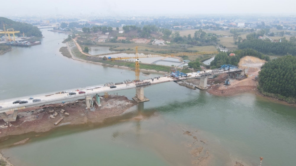 Quảng Ninh: Ngày tất niên hợp long nhiều cây cầu