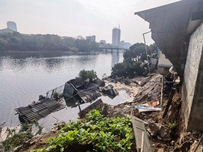 Sạt lở sông Nhuệ, nhiều nhà dân có nguy cơ bị cuốn trôi