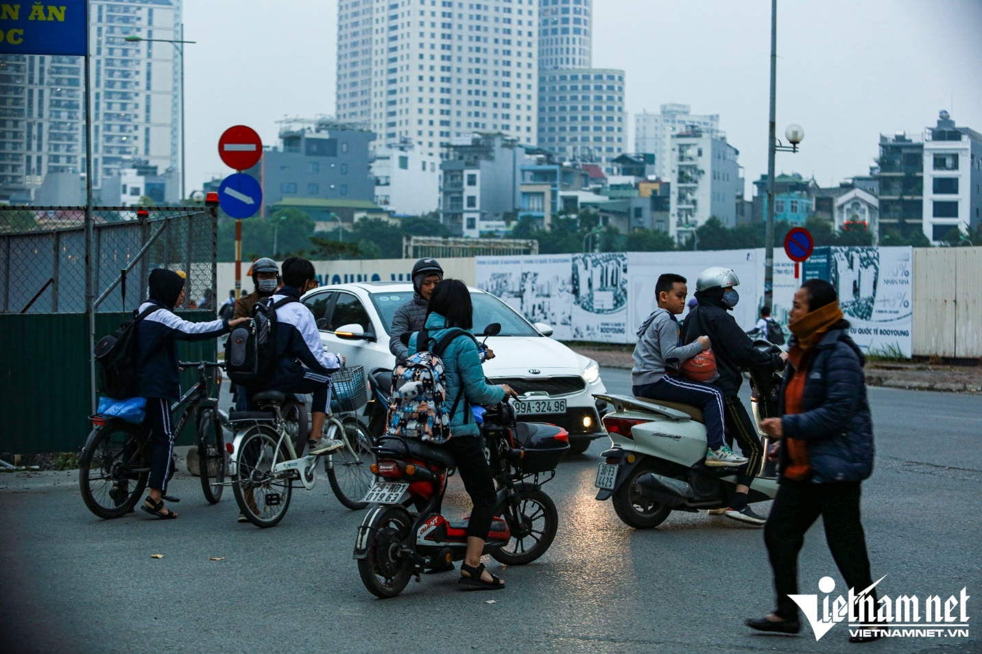 Hàng loạt 'lô cốt' án ngữ trên đường Vũ Trọng Khánh