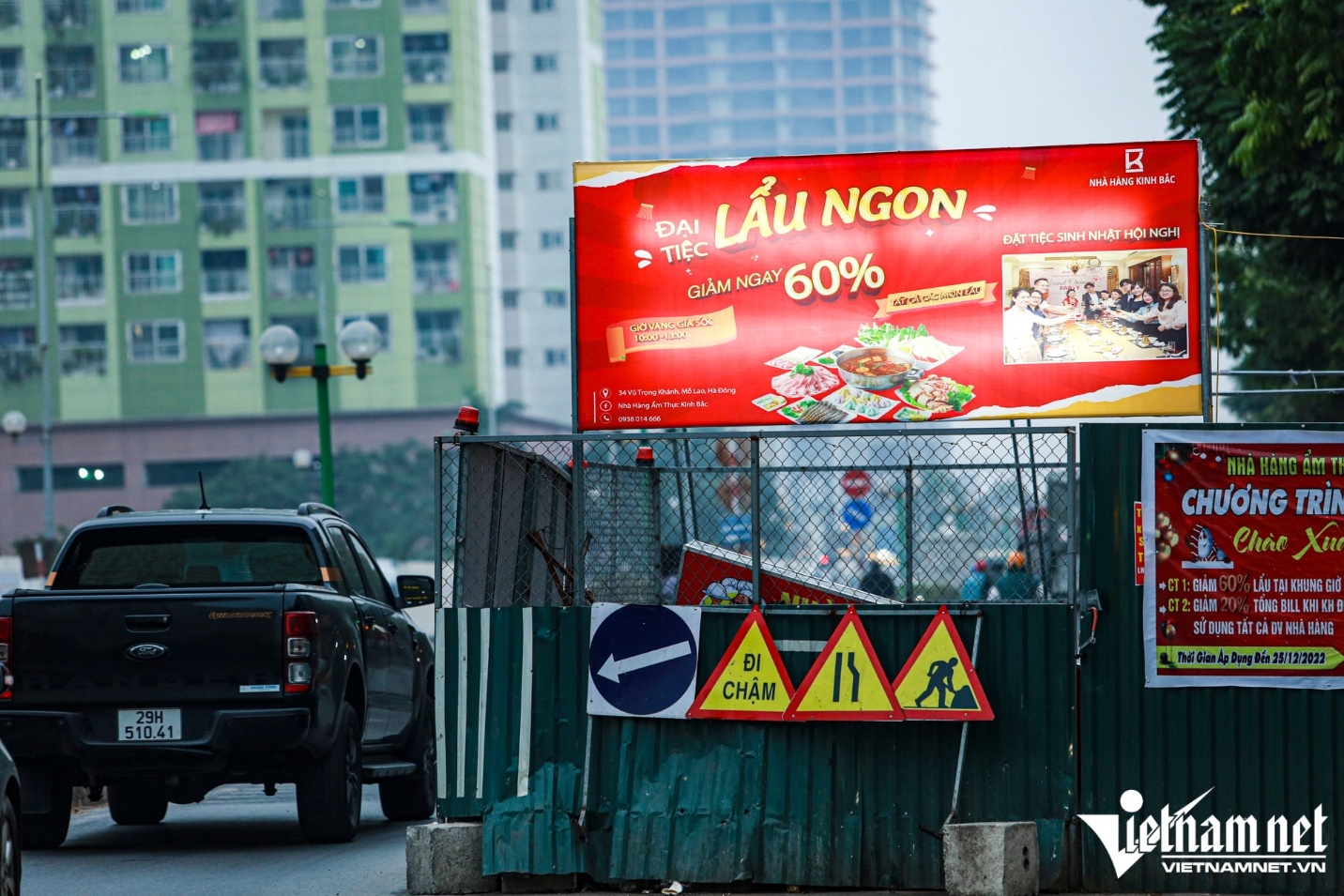 Hàng loạt 'lô cốt' án ngữ trên đường Vũ Trọng Khánh