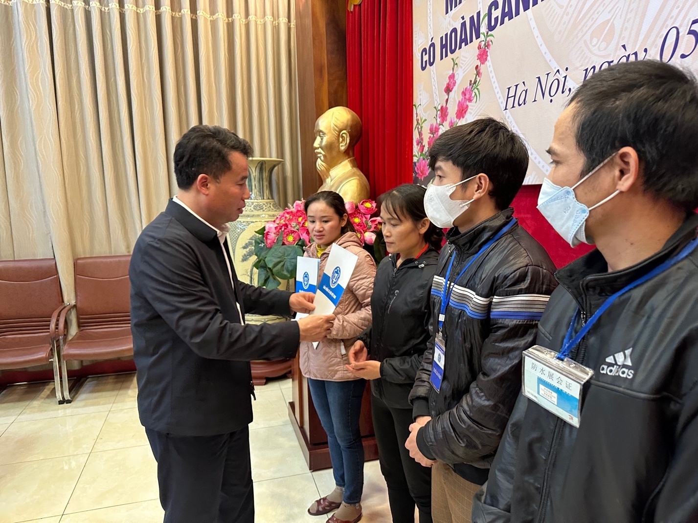 BHXH Việt Nam tặng 200 suất quà cho bệnh nhân BHYT có hoàn cảnh khó khăn nhân dịp Xuân Quý Mão 2023