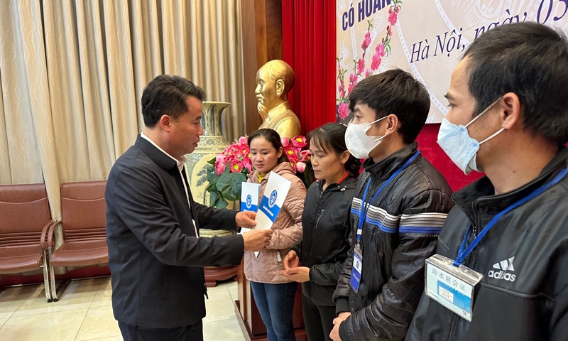 BHXH Việt Nam tặng 200 suất quà cho bệnh nhân BHYT có hoàn cảnh khó khăn nhân dịp Xuân Quý Mão 2023
