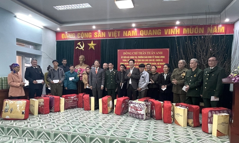 Ban Kinh tế Trung ương chúc Tết và tặng quà người có hoàn cảnh khó khăn ở Hà Giang
